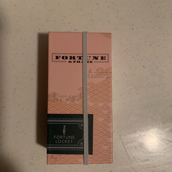 Fortune & Frame locket. - Picture 3 of 3